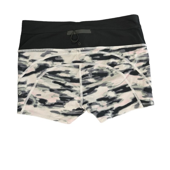 Lululemon Water Bound Short size 8 - Picture 3 of 9